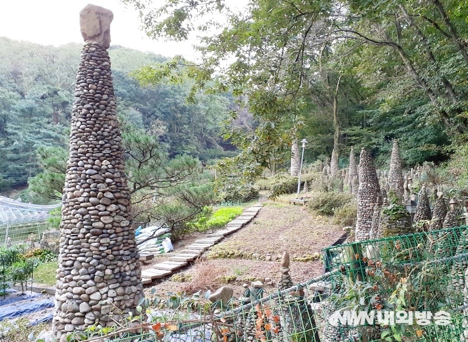 ▲ 성남시 은행동에서 남한산성면에 있는 남한산성 남문을 지나자마자 커다란 돌탑이 있다. (사진=내외방송 정수남 기자)