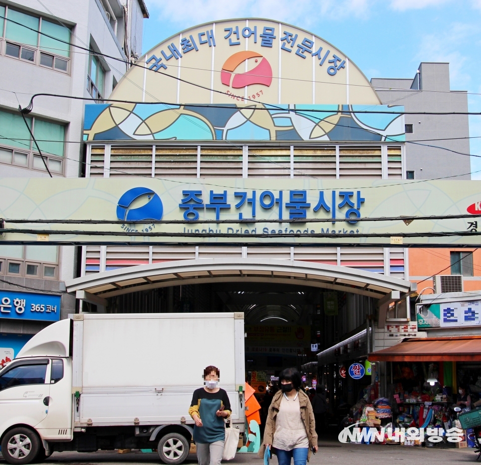 ▲ (위부터)오장동 중부건어물시장, 포장과 인쇄 전문시인 방산시장. (사진=내외방송 정수남 기자)