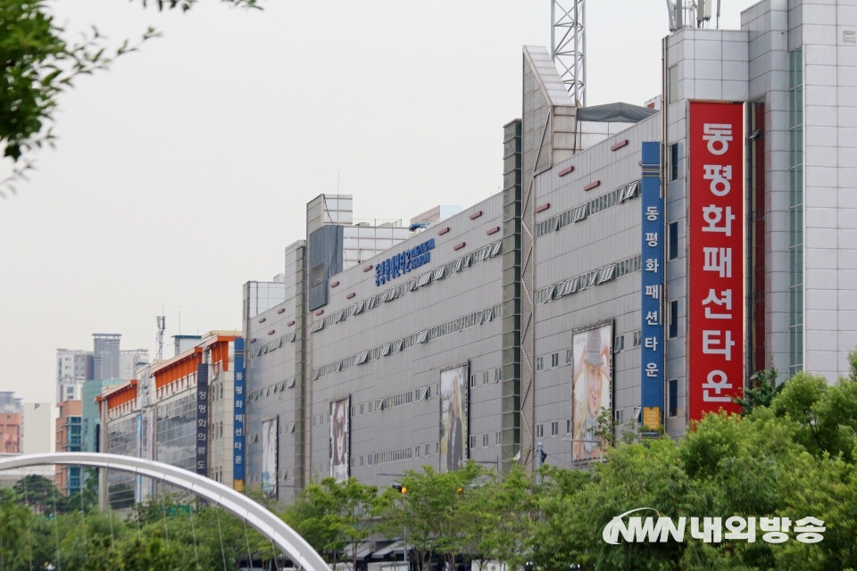 ▲ (위부터)동대문 평화시장과 2000년대부터 들어서기 시작한 두산타워, 밀리오레, 에이피엠, 굿모닝시티, 맥스스타일 등 신축 건물. 이들 건물에는 새내기 디자이너들이 운영하는 패션 몰이 대거 자리하고 있다. (사진=내외방송 정수남 기자)