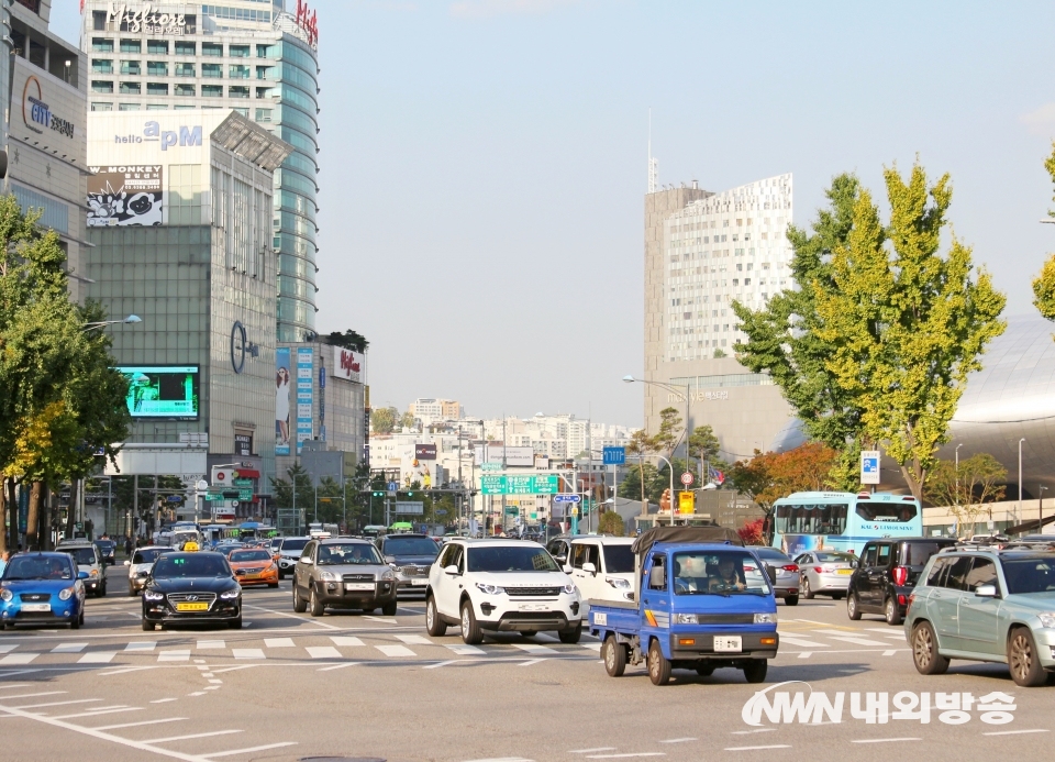 ▲ (위부터)동대문 평화시장과 2000년대부터 들어서기 시작한 두산타워, 밀리오레, 에이피엠, 굿모닝시티, 맥스스타일 등 신축 건물. 이들 건물에는 새내기 디자이너들이 운영하는 패션 몰이 대거 자리하고 있다. (사진=내외방송 정수남 기자)