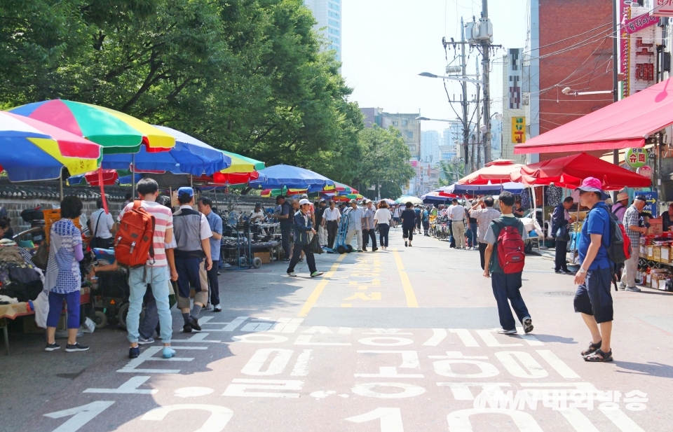 ▲ 동대문 시장 옆에는 동문시장, 창신골목지시장, 동묘풍물시장 등이 있다. 동묘 풍물시장 모습. (사진=내외방송 정수남 기자)