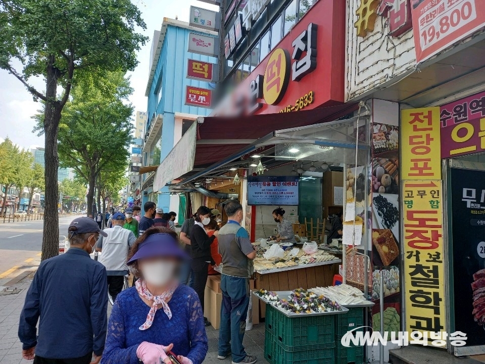 ▲ 지난 9월 30일, 수도권의 한 떡집 앞에 송편을 사려는 사람들로 북적이는 모습. (사진=내외방송 정수남 기자)