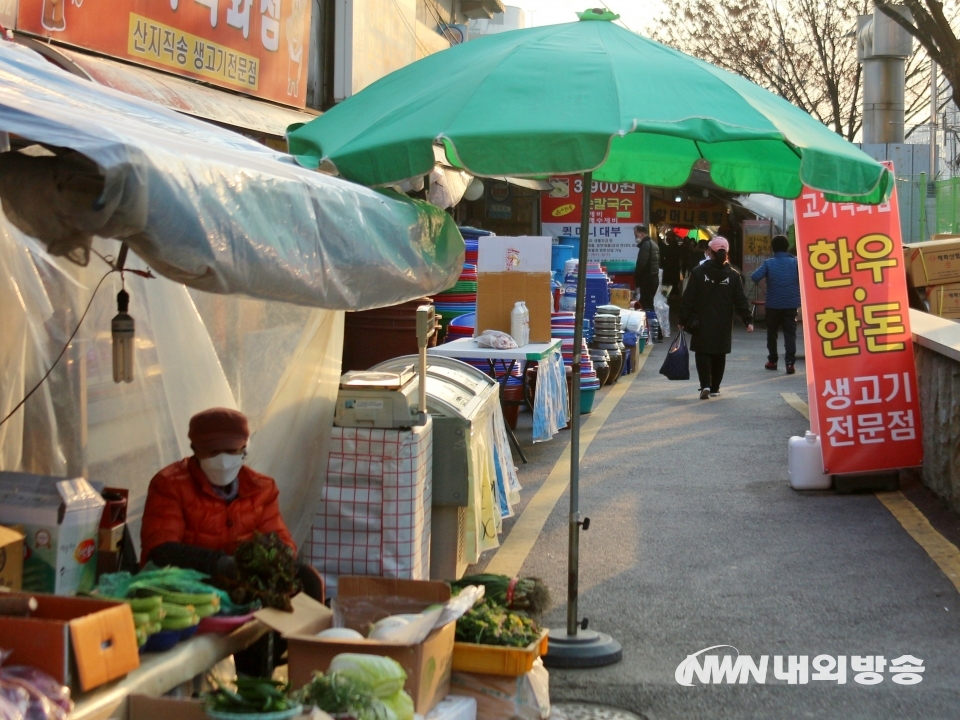 ▲ 중원구에 있는 골목시장인 성호시장(3만 9250㎡, 상인 267명, 점포 298곳)과 은행시장(5854㎡, 상인 76명, 점포 54곳) 역시 서민들이 주로 이용하고 있다. (사진=내외방송 정수남 기자)