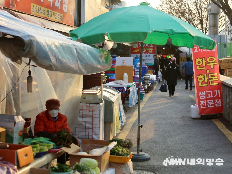 ▲ 중원구에 있는 골목시장인 성호시장(3만 9250㎡, 상인 267명, 점포 298곳)과 은행시장(5854㎡, 상인 76명, 점포 54곳) 역시 서민들이 주로 이용하고 있다. (사진=내외방송 정수남 기자)