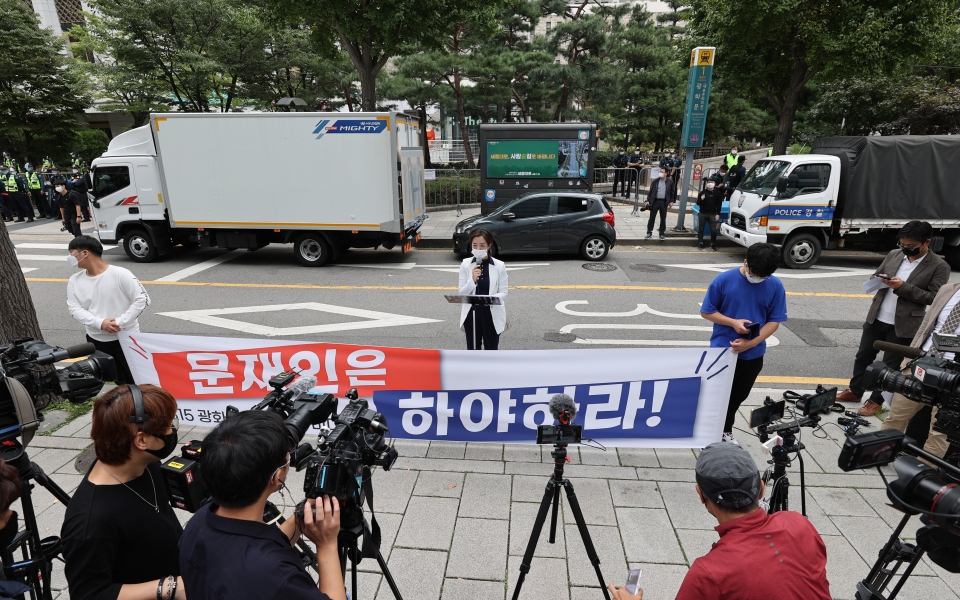 ▲ 사랑제일교회 측 변호인단인 강연재 변호사가 3일 오후 서울 종로구 광화문역 1번 출구 앞에서 기자회견을 열고 구속 중인 전광훈 목사의 입장문을 대독하고 있다. (사진=사랑제일교회)