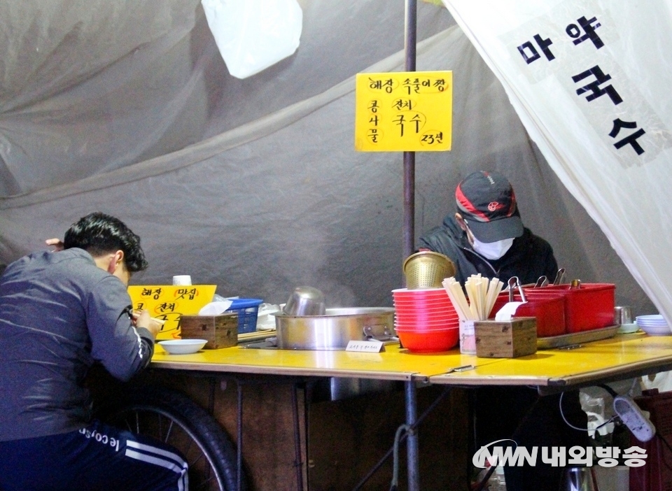 ▲ 성남시 산성대로변에 있는 포장 국수집과 해장국집도 매출이 많지는 않지만 손님이 꾸준하다. (사진=내외방송 정수남 기자)