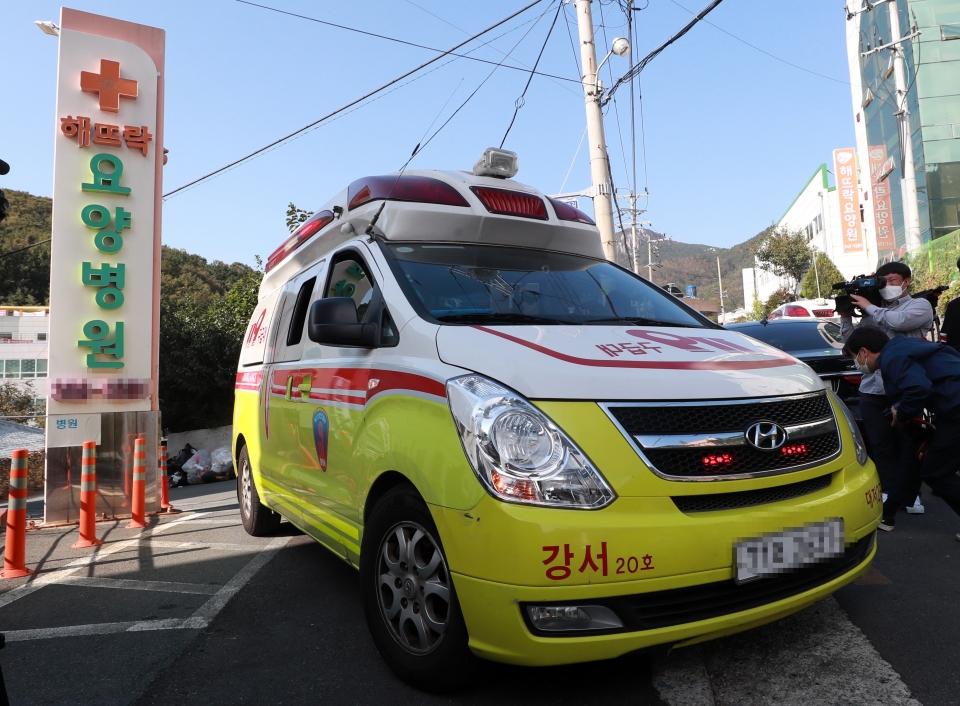 ▲ 14일 오후 부산 북구 만덕동 해뜨락 요양병원의 모습. 이 요양병원은 이날 직원 9명과 환자 43명이 신종 코로나바이러스 감염증(코로나19) 확진 판정을 받아 동일 집단 격리(코호트 격리)에 들어갔다. (사진=부산시)