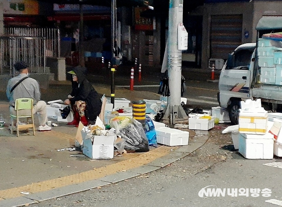 ▲ 은행동. 가판에서 생선을 파는 한 아주머니가 손님과 한담을 나누고 있다. (사진=내외방송 정수남 기자)