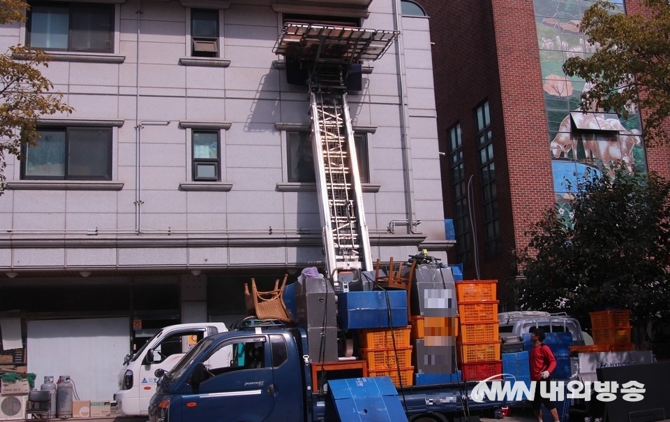 ▲ 반면, 드물기는 하지만 이사 하는 사람도 있다. 위 차량 인근 원룸에 이사 차량이 짐을 올리고 있다. 코로나19 정국에서 흔치 않은 모습이다. (사진=내외방송 정수남 기자)