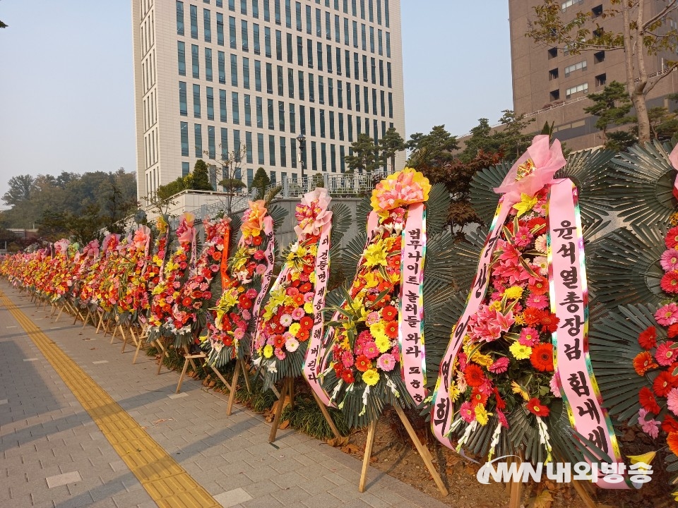 ▲ 서울 서초구 대검찰청 앞에 윤석열 검찰총장을 응원하는 화환들이 놓여 있다. (사진=내외방송 전기복 기자)