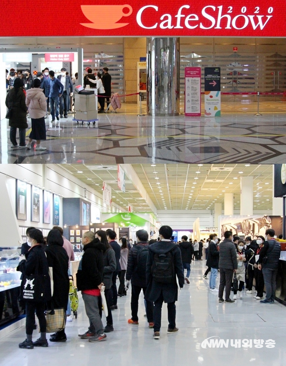 ▲ 4일 코엑스에서 개막한 서울카페쇼 C홀 출구와 A홀 내부. 거리두기가 전혀 지켜지지 않고 있다. (사진=내외방송 정수남 기자)