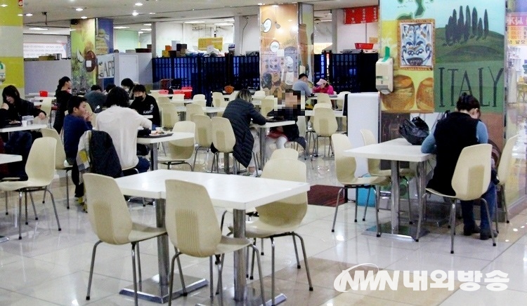 ▲ 이마트 동백 계산대 앞에 자리한 식당가. 10개 점포 가운데 5곳이 올해 문을 닫았다. (사진=내외방송 정수남 기자)