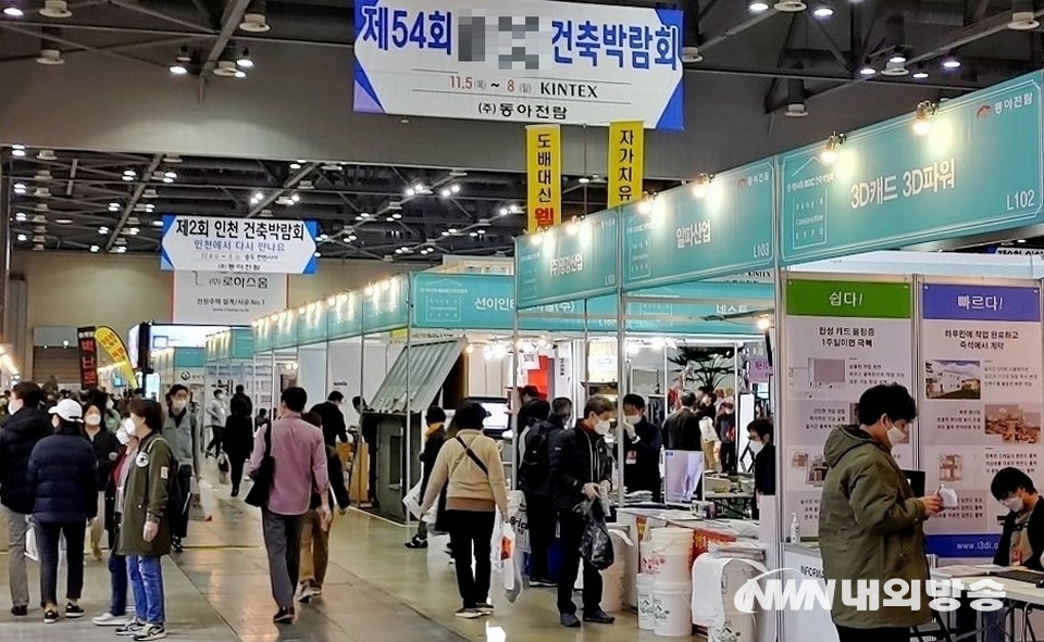 ▲ 지난주 고양시 한국전시장에서도 건축박람회가 열렸지만, 거리두기는 있으나마나. (사진=이지선 기자)