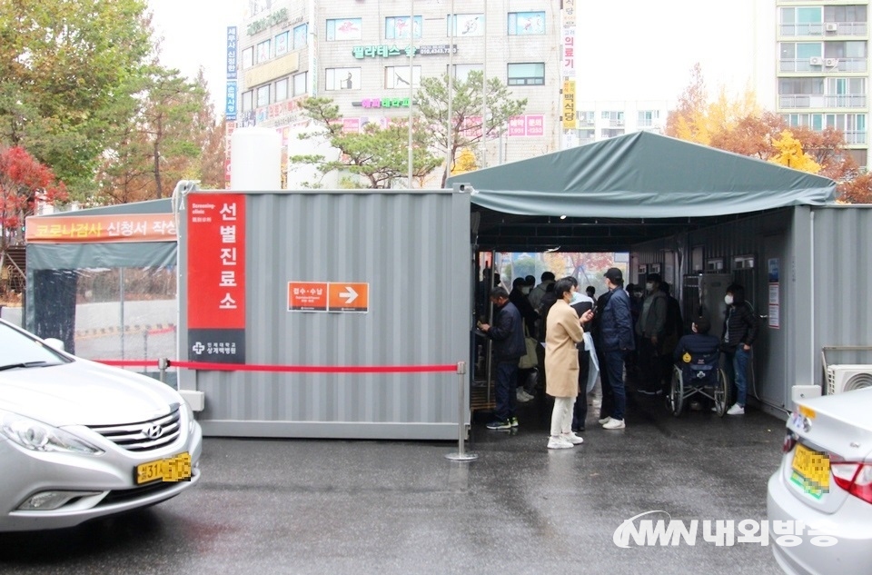 ▲ 서울 도봉구와 노원구 경계 부근에 있는 상계백병원의 코로나19 선별진료소. 이날 이들 구에서는 17명의 코로나19 확진자가 발생했다. (사진=내외방송 정수남 기자)