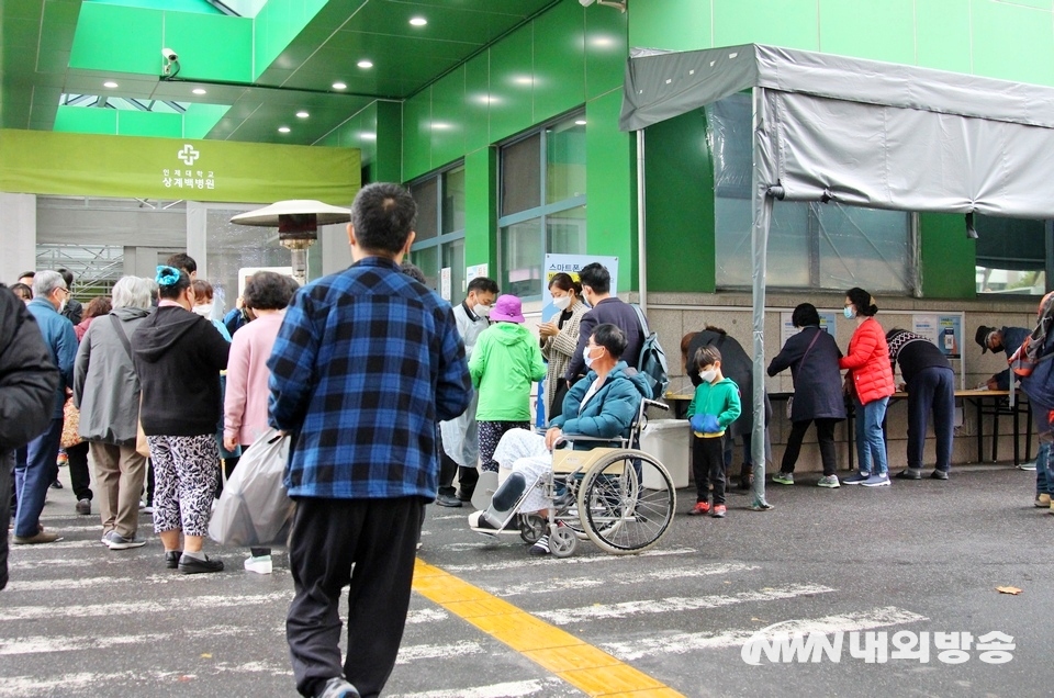 ▲ 병원으로 들어가기 위해서는 모바일 방명록을 작성(사진 왼쪽)하거나, 종이 설문지를 작성(사진 오른쪽)하고 각각 병원 관계자의 확인을 받아야 한다.(사진=내외방송 정수남 기자)