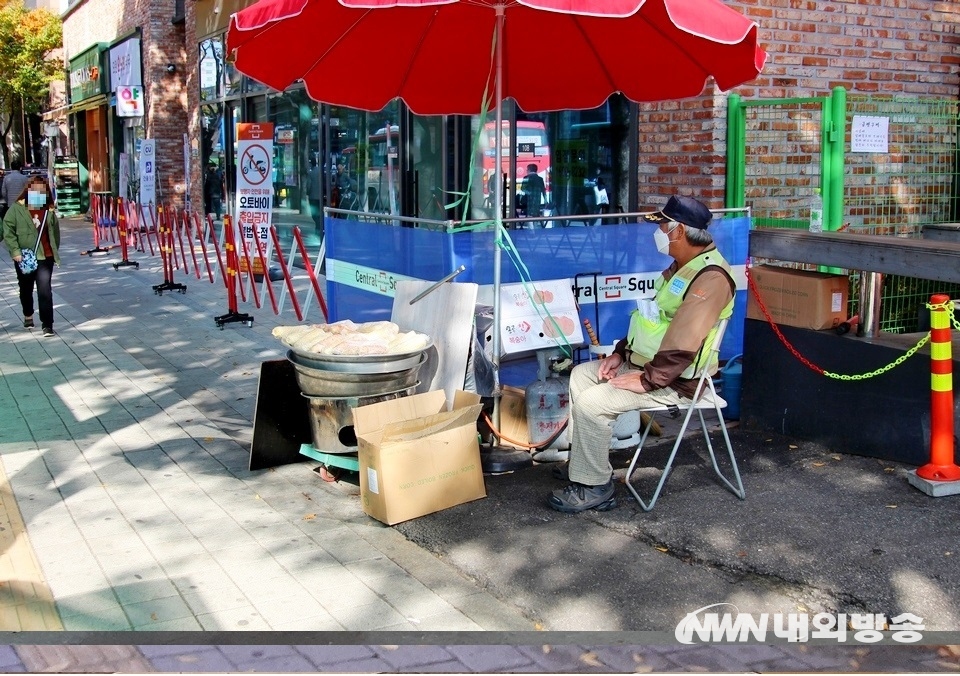 ▲ 성남대로 모란역 인근 인도에서 옥수수를 파는 한 70대 남성은 하릴없이 낮시간을 보내고 있다. 옥수수를 삶는 통이 새벽 칼바람에 인도 위를 둥굴고 있다. (사진=내외방송 정수남 기자)