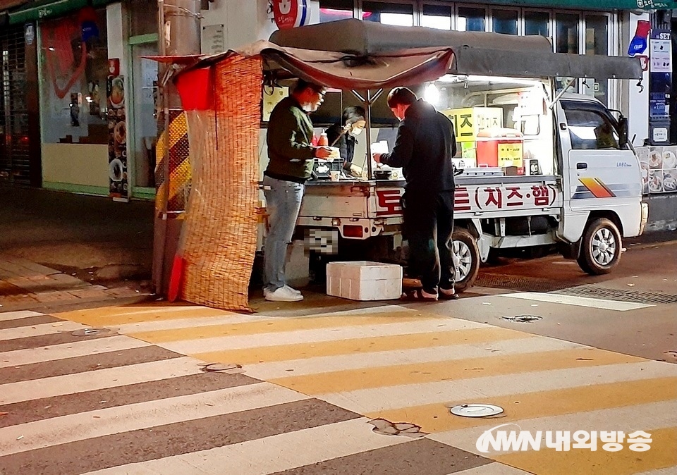 ▲ 옥수수 노점상 인근 토스트 포장마차. 이 포장마차는 평소 밤샘 영업을 하지만, 올해는 코로나19로 손님이 없어 나오는 날보다 안 나오는 날이 더 많다. (사진=내외방송 정수남 기자)