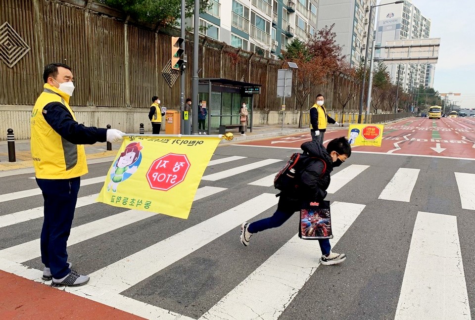 ▲ 쌍용차가 어린이 보호구역 내 교통사고를 예방하고 안전한 지역사회 만들기에 동참하기 위해 어린이 교통안전 캠페인을 지난주 실시했다. (사진= 쌍용차)