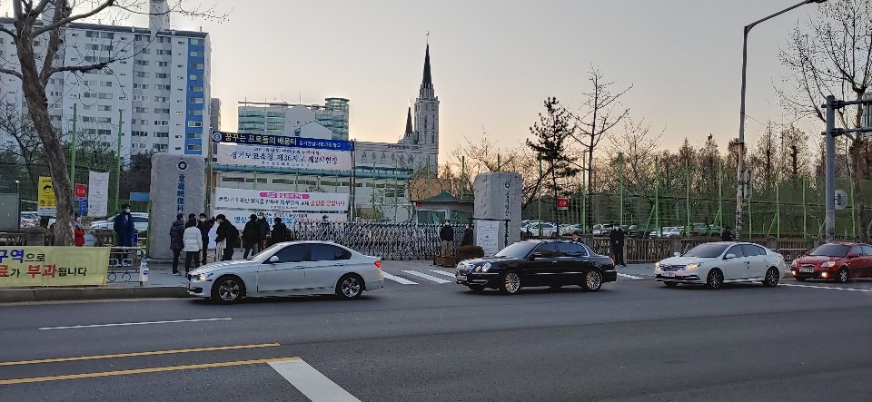 ▲ 12월 3일 수능시험날 일산의 한 학교 교문 앞 광경. (사진=내외방송 이지선 기자)