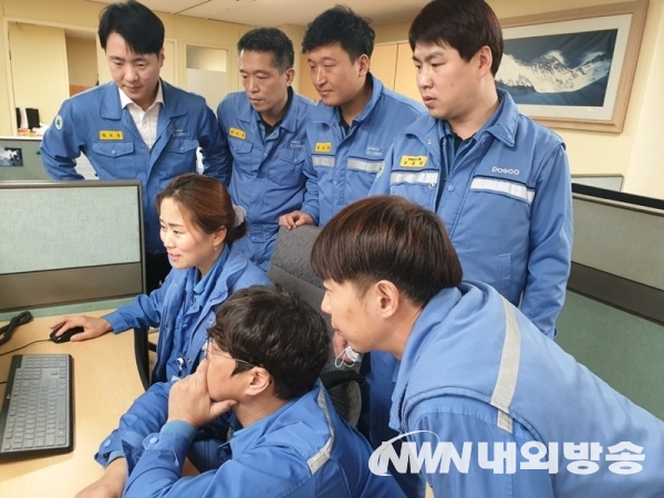 ▲ 포스코휴먼스 최향숙 과장이 동료 직원들과 함께 업무를 하고 있다. (사진=포스코)