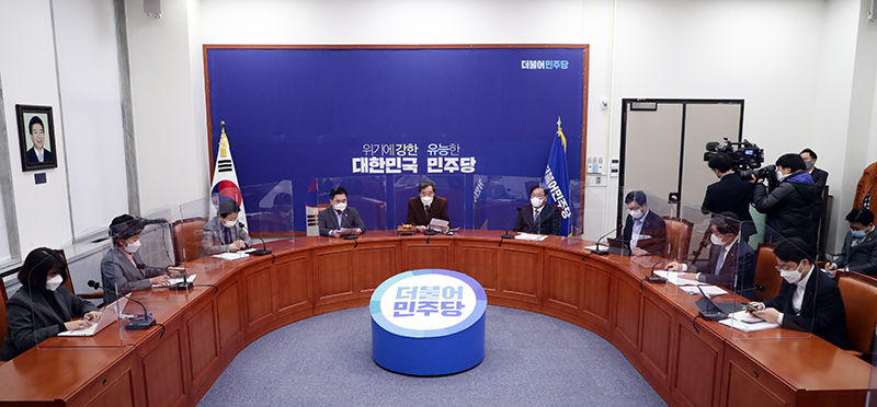 ▲ 민주당이 공수처법 개정, 공수처 출범에 속도를 내고 있다. 사진은 11일 국회 당대표 회의실에서 열린 최고위원회의를 주재하고 있는 모습. (사진=더불어민주당)