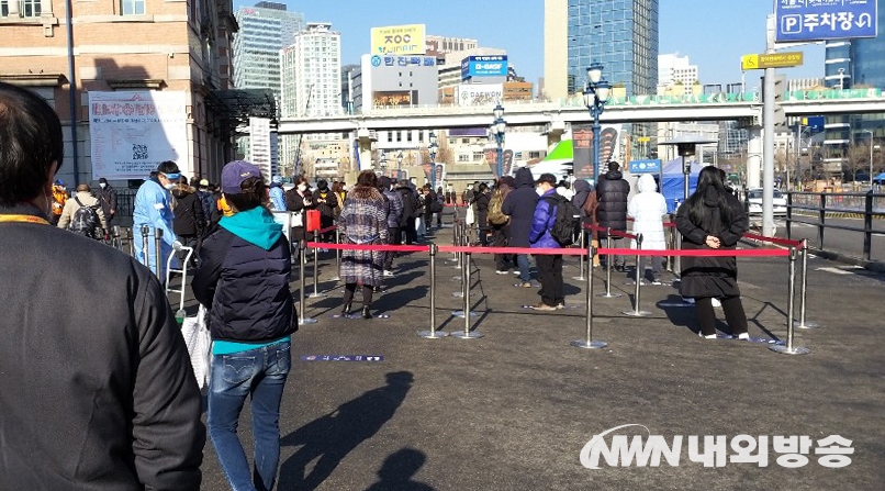 ▲ 서울역 광장에 마련된 임시선별진료소를 찾은 시민들이 코로나19 검사를 받기 위해 기다리고 있다. (사진=내외방송 박인숙 기자)