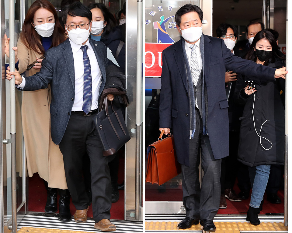 ▲ 법무부측 법률대리인 이옥형(왼쪽사진) 변호사와 윤석열 검찰총장측 법률대리인 이석웅(오른쪽사진) 변호사가 22일 오후 서울 서초구 서울행정법원에서 열린 윤석열 검찰총장 정직 2개월 처분에 대한 집행정지 심문기일을 마친 후 이동하고 있다.(사진=KBS 뉴스 캡처)