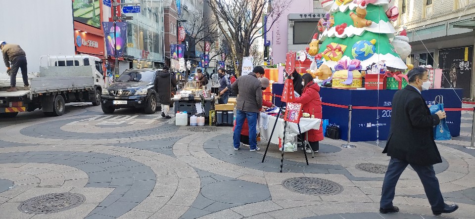 ▲ 구세군 모습. 싸늘한 크리스마스 이브에 이곳만큼은 마음 따뜻하고 온 정 넘치는 분위기였다. (사진=내외방송 이지선 기자)