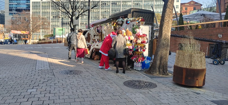 ▲ 명동성당 앞 산타클로스. (사진=내외방송 이지선 기자)