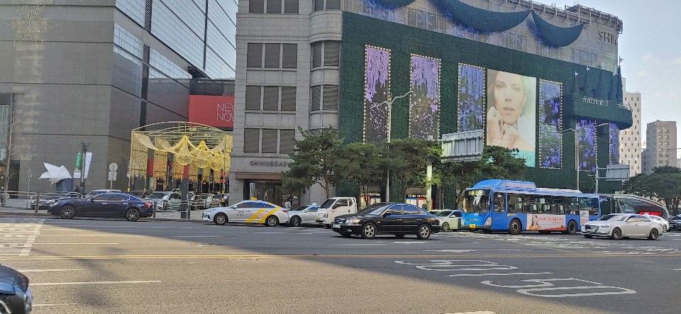 ▲ 이브날 명동 신세계 백화점. 내부에서 만큼은 사람들의 따뜻함과 여유로움을 느낄 수 있었다. 백화점도 그랬다. (사진=내외방송 이지선 기자)