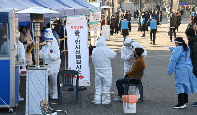 ▲ 성탄절인 25일 서울 중구 서울역 광장 코로나19 임시 선별검사소에서 시민들이 검사를 기다리고 있다.(사진=tbs뉴스 캡처)