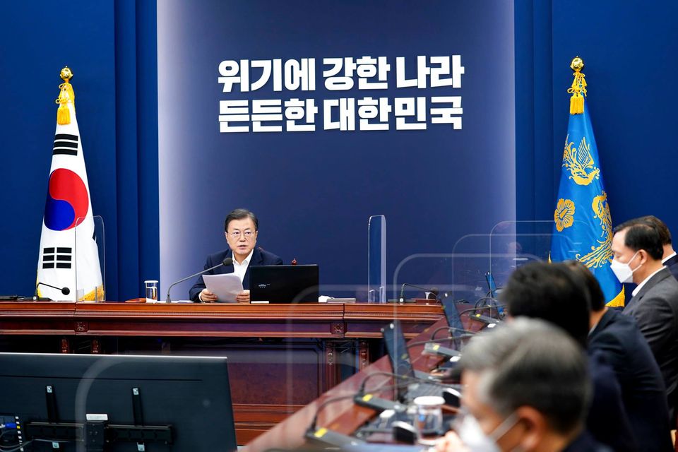 ▲ 문재인 대통령이 28일 청와대 여민관에서 열린 수석·보좌관회의에 참석해 발언하고 있다. (사진=문재인 대통령 페이스북)