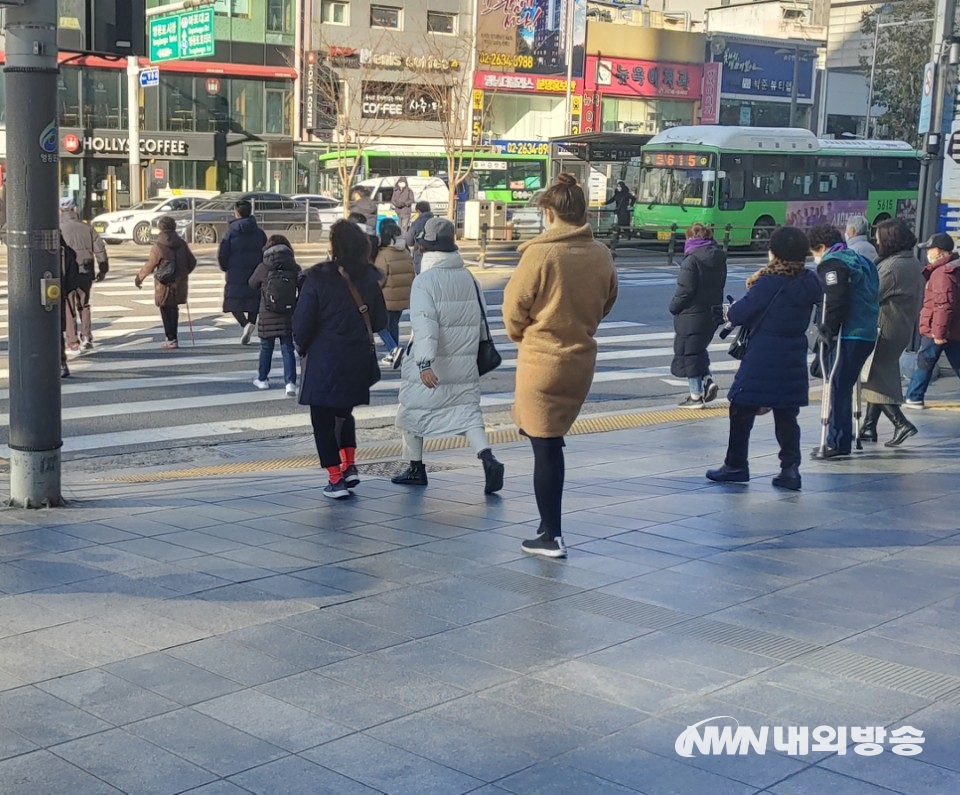 ▲ 코로나19의 확산세를 꺾으려 정부 차원에서 많은 노력을 기울이는 중이지만, 쉽게 확산세가 꺾일 것 같지 않은 상황이다. (사진=내외방송 이지선 기자)