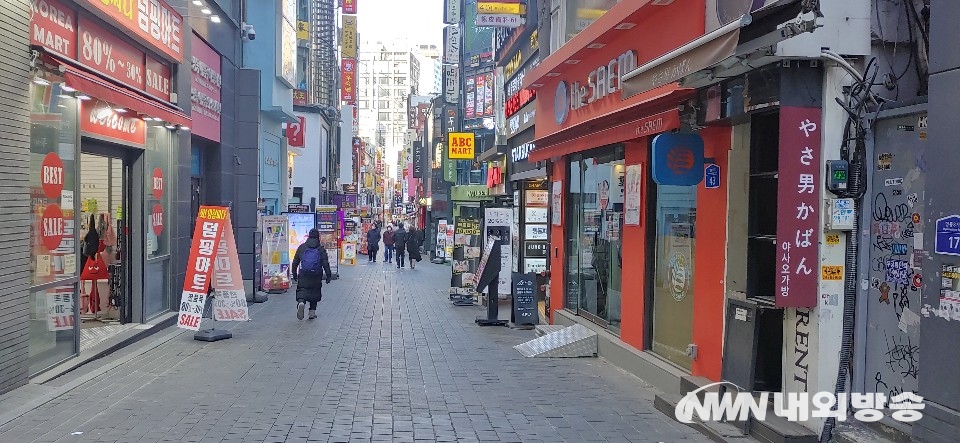 ▲ 5인 이상 모임 금지 확대 실시에 시민들 불만이 커지고 있다. 그러나 다들 마음을 합해 정부 지침을 잘 따라 하루 빨리 정상화 시키자고 뜻을 모으고 있는 상황이다. 사진은 사람이 없는 명동거리.