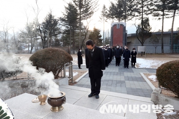 ▲ 홍천군수(허필홍) 는 4일 홍천 무궁화공원 충혼탑을 참배하는 장면(사진제공=홍천군청)