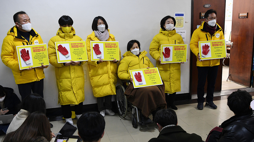 ▲ 정의당 강은미 원내대표와 의원들이 5일 국회에서 중대재해기업처벌법 심사를 위해 열린 법사위 법안심사제1소위원회 회의실 앞에서 손팻말을 들고 중대재해기업처벌법 제정을 촉구하고 있다.(사진=TBS 뉴스 캡처)