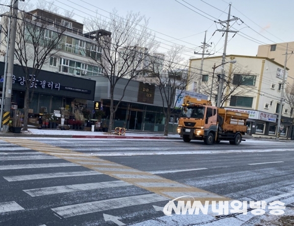 ▲ 포항시, 신속한 제설작업으로 출근길 정상이다(사진=포항시청)
