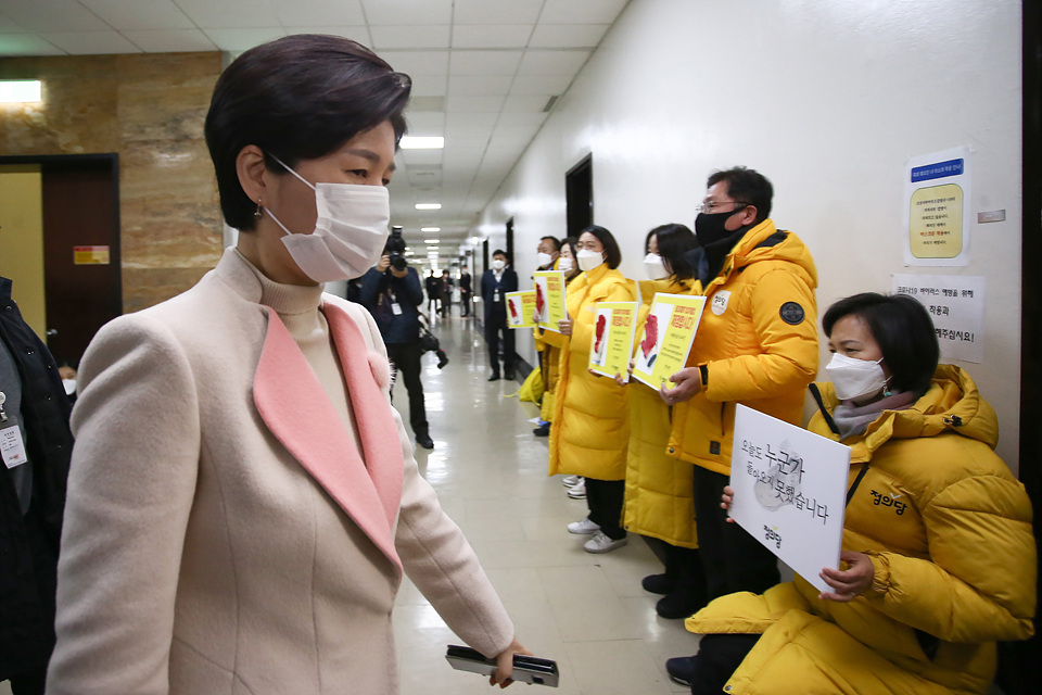 ▲ 백혜련 법제사법위원회 법안심사제1소위원회 위원장(더불어민주당 왼쪽)이 7일 국회에서 열린 법안심사 1소위원회의실로 향하는 동안 정의당 강은미 원내대표 등 의원들이 "중대재해기업처벌법 제대로 제정하라"라는 구호를 외치고 있다.(사진=KBS뉴스 캡처)