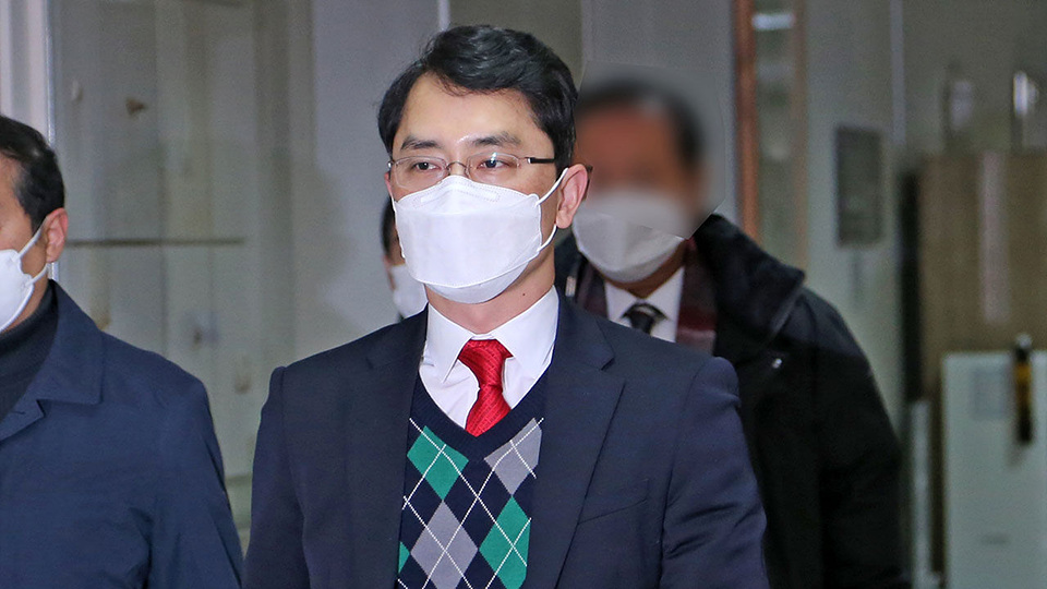 ▲ 21대 총선 당시 사전선거운동혐의로 재판을 받은 무소속 김병욱 국회의원이 법정을 나서고 있다.(사진=SBS뉴스 캡처)