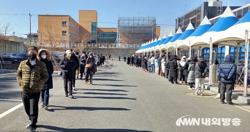 ▲ ▲ 28일 경북 포항 북구보건소에서 주민들이 코로나19 검사를 받기 위해 줄을 서서 차례를 기다리고 있다. (사진=내외방송 이만호 기자)