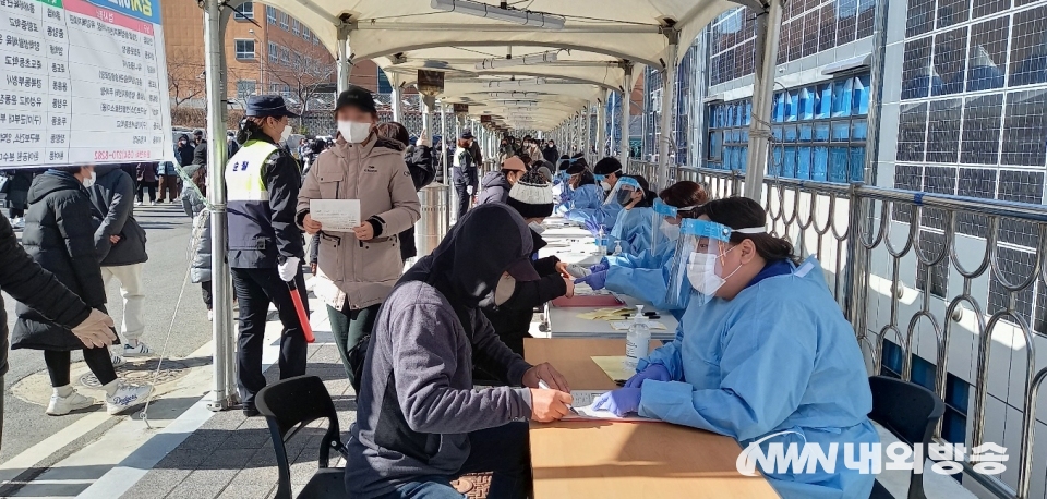 ▲ ▲ 28일 경북 포항 북구보건소에서 주민들이 코로나19 검사를 받기 위해 줄을 서서 차례를 기다리고 있다. (사진=내외방송 이만호 기자)