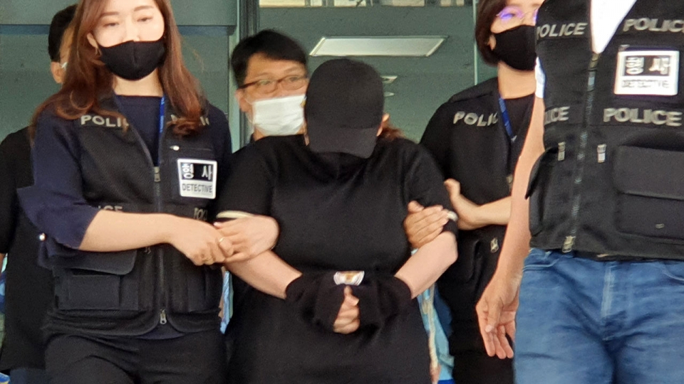 ▲ 여행가방 안에 동거남의 아들을 넣고 숨지게 한 40대 여성 성씨가 징역 25년 형량을 받았다. (사진=SBS뉴스)