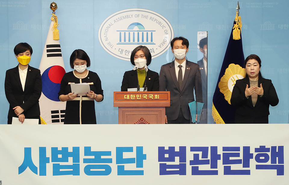 ▲ 지난 22일 오전 국회 소통관에서 이탄희 더불어민주당 의원, 강민정 열린민주당, 류호정 정의당, 용혜인 기본소득당 의원이 함께 '사법농단 법관탄핵'을 제안하는 기자회견을 하고 있다.(사진=SBS뉴스 캡처)