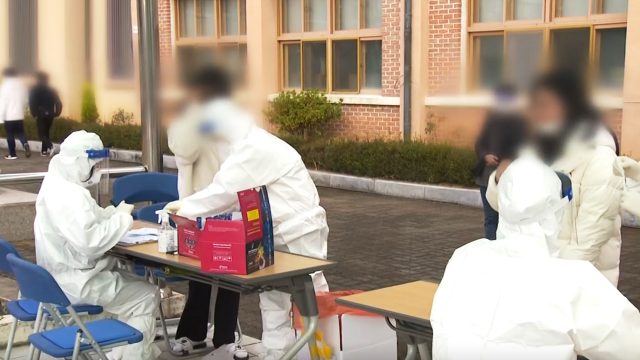 ▲ 31일 코로나19 신규 확진자가 5일 만에 300명대로 내려와 355명대를 기록했다. (사진=JTBC뉴스)