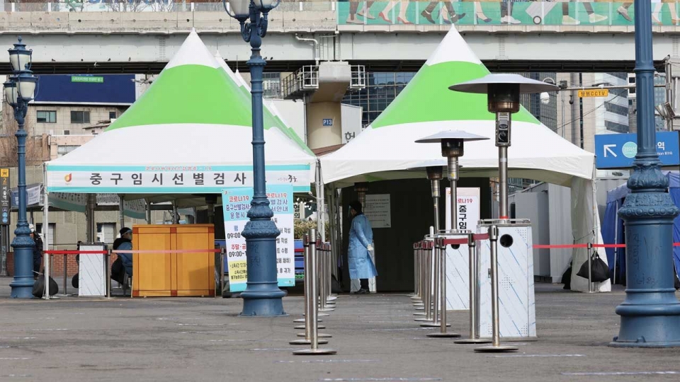 ▲ 1일 신규 확진자가 이틀째 300명대를 유지하며 305명을 기록했다. 새해 들어 확진자 수가 감소세에 접어든 것은 맞지만 크고 작은 집단 감염이 연이어 속출되고 있고 휴일 검사 건수가 적을 경우만 해도 확진자 수가 줄어들 수 있어서 안심하기엔 이르다.