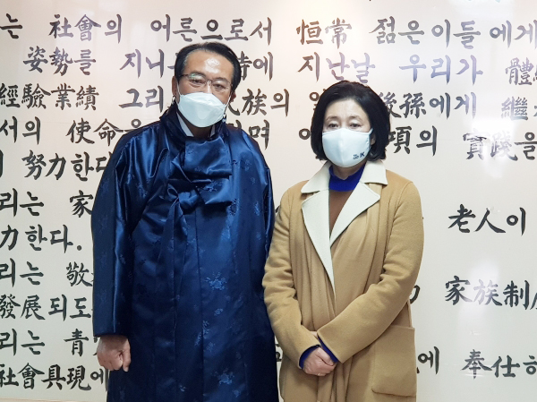 ▲ 서울시장 보궐선거에 출마한 박영선 전 장관(오른쪽)은 5일 서울 용산구 대한노인회중앙회 김호일 회장과 간담회를 가졌다.