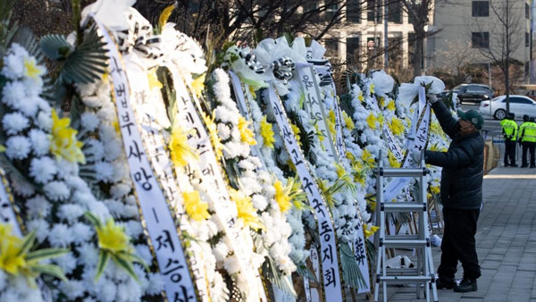 ▲ 김명수 대법원장 사퇴를 촉구하는 보수성향 변호사 모임 한변은 6일 긴급서명 발표 후 385명의 서명을 이끌어냈다. (사진=MBC뉴스)