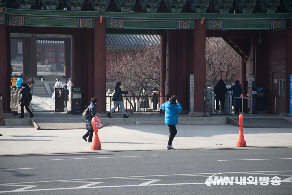 ▲ 창경궁 앞 사진을 찍고 있는 시민 2021.02.12 (사진=이상현 촬영기자)