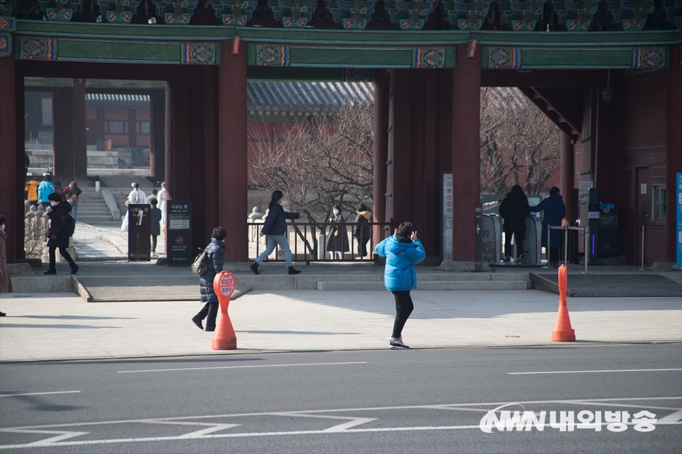 ▲ 창경궁 앞 사진을 찍고 있는 시민 2021.02.12 (사진=이상현 촬영기자)