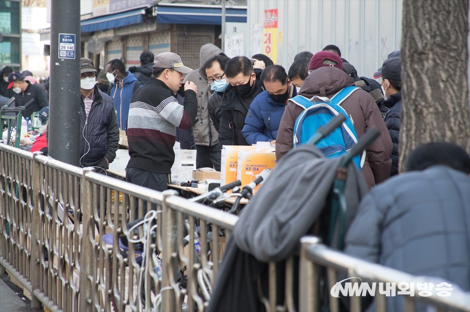 ▲ 동묘앞역 노점상을 살펴 보고 있는 시민들 2021.02.12 (사진=이상현 촬영기자)